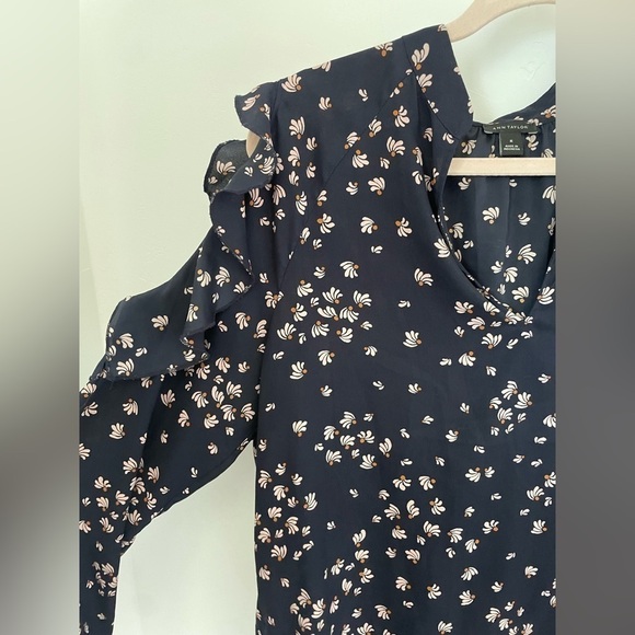 Ann Taylor Navy Cream Floral V Neck Cold Shoulder Ruffled Blouse Size M - Picture 3 of 8